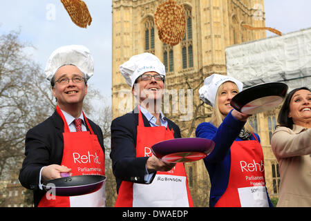 Londres, Royaume-Uni. 4 mars, 2014. L'image montre photo montre Nina Hossain renversant avec l'équipe de support. L'équipe retourne à la victoire Lords dans oeufs incroyablement-citant Last-Minute Scramble à Rehab Crêpes parlementaire Les Seigneurs de course, l'équipe qui n'a pas gagné la course depuis 2011, s'est imposé et a terminé l'épreuve de relais dans un temps de 3 minutes et 56 secondes. La tradition parlementaire, qui a fonctionné pendant 17 ans, voit des équipes de MPs, Lords et les membres de la Tribune de la presse parlementaire en concurrence les uns contre les autres. Credit : Oliver Dixon/Alamy Live News Banque D'Images