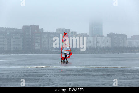 Saint-pétersbourg, Russie. 4e Mar, 2014. À Saint-Pétersbourg, sur le golfe de Finlande passe de la glace en hiver, la Coupe du monde version voile WISSA (Association mondiale de la glace et neige voile). Au cours de ses 30 années d'existence, le championnat a eu lieu pour la première fois sur le territoire de la Russie. Credit : Andreï Pronin/ZUMAPRESS.com/Alamy Live News Banque D'Images