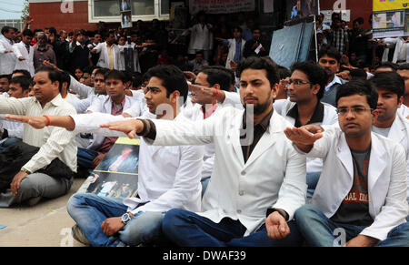 Allahabad, Inde - 04 mars 2014 : Les médecins participant à une manifestation contre le gouvernement de l'Uttar Pradesh durant leur 4e jour de grève le mardi 04 mars - 2014. Les médecins protestent contre les atrocités de la police sur leurs homologues de Kanpur. Pendant cette grève 7 à Allahabad . Credit : PACIFIC PRESS/Alamy Live News Banque D'Images