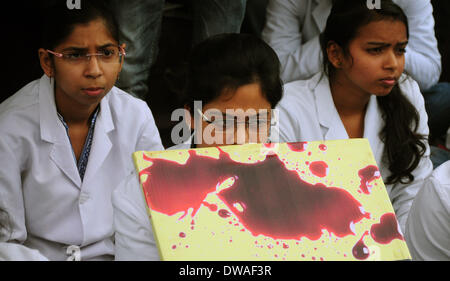 Allahabad, Inde - 04 mars 2014 : Les médecins participant à une manifestation contre le gouvernement de l'Uttar Pradesh durant leur 4e jour de grève le mardi 04 mars - 2014. Les médecins protestent contre les atrocités de la police sur leurs homologues de Kanpur. Pendant cette grève 7 à Allahabad . Credit : PACIFIC PRESS/Alamy Live News Banque D'Images