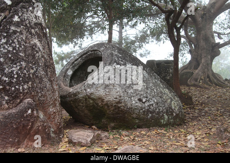 Grand pot mégalithique cerclée distinctif au site 2 de la Plaine des Jarres au Laos Banque D'Images