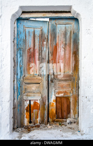 Vieille porte en bois à un bâtiment abandonné Banque D'Images