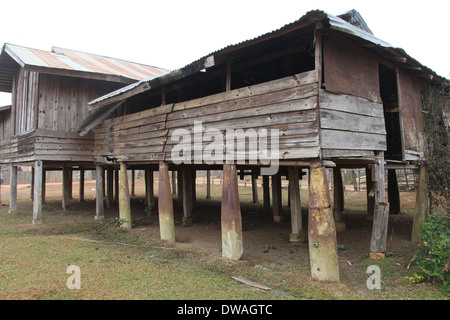 Maison construite dans les régions rurales du Laos à l'aide d'anciennes bombes pour prend en charge Banque D'Images