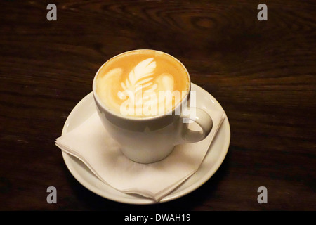 Tasse de café latte avec une mousse à la forme de la feuille Banque D'Images