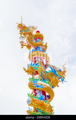 Les anciens Chinois dragon sur le pôle rouge Banque D'Images