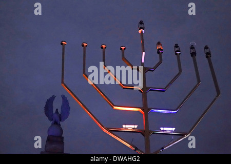 Menorah géante à Grand Army Plaza, à Brooklyn NYC Banque D'Images