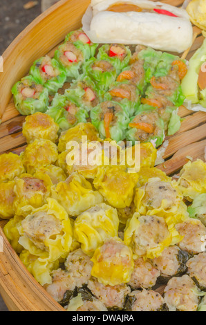 Boulette vapeur chinois vente dans le marché de produits frais à Krabi Thailand Banque D'Images