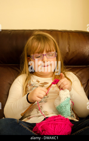 Jeune fille apprendre à tricoter Banque D'Images