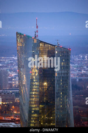 Francfort-sur-Main, Allemagne. 06Th Mar, 2014. Vue du nouveau siège de la Banque centrale européenne (BCE) à Francfort, Allemagne, 01 mars 2014. La BCE tiendra sa réunion du Conseil du 06 mars. Photo : Daniel Reinhardt/dpa/Alamy Live News Banque D'Images