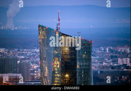 Francfort-sur-Main, Allemagne. 06Th Mar, 2014. Vue du nouveau siège de la Banque centrale européenne (BCE) à Francfort, Allemagne, 01 mars 2014. La BCE tiendra sa réunion du Conseil du 06 mars. Photo : Daniel Reinhardt/dpa/Alamy Live News Banque D'Images