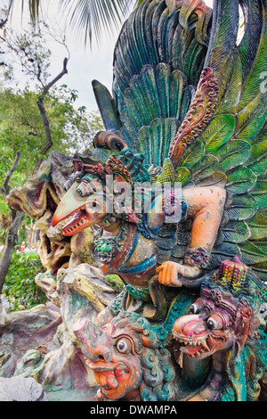 Singapour - 1 février 2014 : Garuda Statue hindoue à Haw Par Villa Parc à thème. Banque D'Images