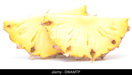 Morceaux d'ananas mûrs isolé sur fond blanc Banque D'Images