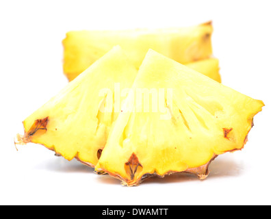 Morceaux d'ananas mûrs isolé sur fond blanc Banque D'Images