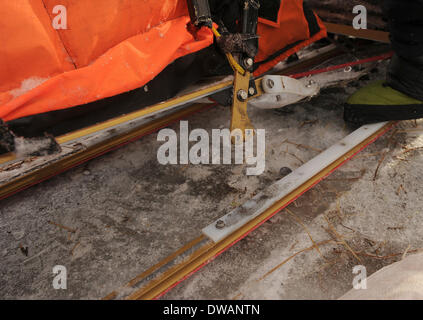 Anchoarge, AK, États-Unis d'Amérique. 4e Mar, 2014. BOB HALLINEN / Anchorage Daily News.Jake Berkowitz et son équipe sont coincés au milieu de l'Adieu brûler pendant l'Iditarod Trail Sled Dog Race, le mardi, le 4 mars 2014. Le traîneau de Berkowitz est éclaté au-delà de la réparation et il a rayé. Credit : Bob Hallinen/Anchorage Daily News/ZUMAPRESS.com/Alamy Live News Banque D'Images