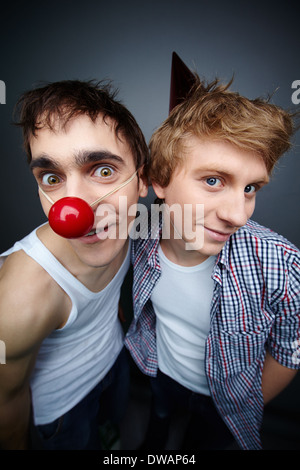 Deux gars s'amuser faire des grimaces à l'appareil photo de fool's day Banque D'Images