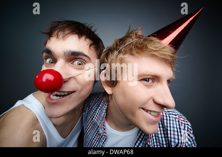 Deux gars drôle making faces au célèbre caméra fool's day Banque D'Images