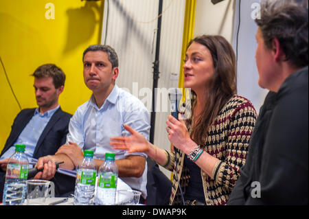 Paris, France. Politique Centre français LGBT a invité des candidats politiques locaux pour le Maire de Paris à un débat public avec des représentants et des membres de ses associations membres, sur deux questions principales: Quels sont leurs engagements pour les droits des LGBT et leurs allié.es? Panel d'orateurs, informations sur les réunions communautaires, photo du Groupe politique Banque D'Images