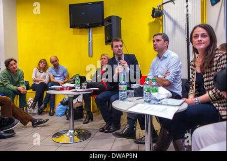 Paris, France. Le Centre français LGBT a invité les candidats politiques locaux à la mairie de Paris à débattre publiquement avec les représentants et les membres de ses associations membres, sur deux questions principales : quels sont leurs engagements pour les droits des personnes LGBT et de leurs alliés ? panel de conférenciers, information sur les réunions communautaires, débat des politiciens, centre communautaire Banque D'Images