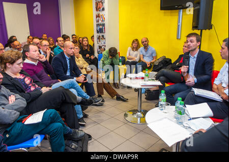 Paris, France. Le Centre français LGBT a invité les candidats politiques locaux à la mairie de Paris à débattre avec les représentants et les membres de ses associations membres, sur deux questions principales : quels sont leurs engagements pour les droits des personnes LGBT et de leurs alliés ? Information sur les réunions communautaires parler politique, débat politique, salle de réunion de conférence Banque D'Images