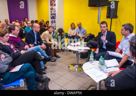 Paris, France. Foule nombreuse, Français, audience Community Meeting, Centre LGBT les candidats politiques locaux à la Maire de Paris débattent avec les représentants et les membres de ses associations membres, sur deux questions principales : quels sont leurs engagements pour les droits des personnes LGBT et de leurs alliés ? Quelles mesures vont-ils prendre pour lutter contre la violence et la discrimination envers les personnes LGBT à Paris ? Information sur les réunions communautaires, débat politique, écoute sociale, brainstorming dans les centres communautaires, parler France Banque D'Images
