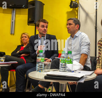 Paris, France. Débat politique, le Centre LGBT a invité des candidats politiques locaux pour le Maire de Paris à un débat public avec des représentants et des membres de ses associations membres, sur deux questions principales: Quels sont leurs engagements pour les droits des LGBT et leurs associés.es? Réunion communautaire, débat politique Banque D'Images