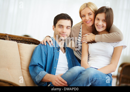 Portrait d'une famille heureuse de trois looking at camera with smiles Banque D'Images