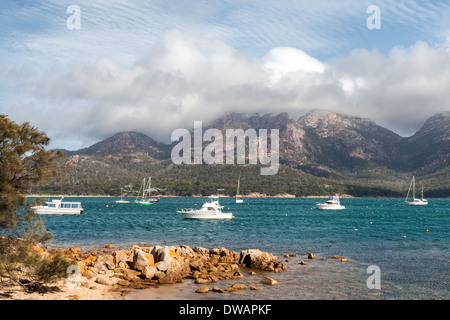 Coles Bay and the Hazards, par une journée venteuse, parc national de Freycinet, Tasmanie, Australie Banque D'Images