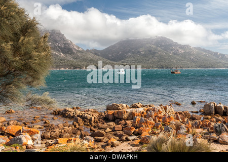 Coles Bay and the Hazards, par une journée venteuse, parc national de Freycinet, Tasmanie, Australie Banque D'Images