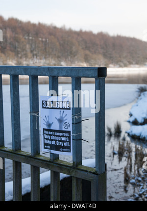 Un panneau d'avertissement disant ne pas aller sur la glace publié par Staffordshire Fire and Rescue Service Bathpool Kidsgrove à Stoke-on-Trent Banque D'Images