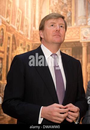 Dordrecht, Pays-Bas. 08Th Mar, 2014. Le roi Willem-Alexander assiste à l'ouverture de l'exposition ' Willem II ? Art King' au musée de Dordrecht à Dordrecht, Pays-Bas, 04 mars 2014. Le roi Guillaume II (1792-1849) possédait d'importantes peintures et dessins. Photo:PRE/ ALBERT PHILIP VAN DER WERF/dpa/Alamy Live News Banque D'Images