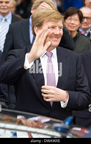 Dordrecht, Pays-Bas. 08Th Mar, 2014. Le roi Willem-Alexander assiste à l'ouverture de l'exposition 'Willem II ? Art King' au musée de Dordrecht à Dordrecht, Pays-Bas, 04 mars 2014. Le roi Guillaume II (1792-1849) possédait d'importantes peintures et dessins. Photo:PRE/ ALBERT PHILIP VAN DER WERF/dpa/Alamy Live News Banque D'Images