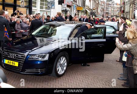 Dordrecht, Pays-Bas. 08Th Mar, 2014. Le roi Willem-Alexander assiste à l'ouverture de l'exposition 'Willem II ? Art King' au musée de Dordrecht à Dordrecht, Pays-Bas, 04 mars 2014. Le roi Guillaume II (1792-1849) possédait d'importantes peintures et dessins. Photo:PRE/ ALBERT PHILIP VAN DER WERF/dpa/Alamy Live News Banque D'Images