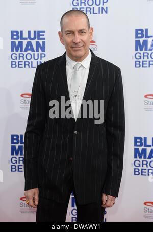 Berlin, Allemagne. 08Th Mar, 2014. L'artiste nous Phil Stanton, co-fondateur de Blue Man Group, arrive pour la première de la nouvelle "Blue Man Group" au théâtre Bluemax à Berlin, Allemagne, 04 mars 2014. Photo : BRITTA PEDERSEN/dpa/Alamy Live News Banque D'Images