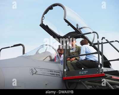 Un personnel RSAF expliquant le cockpit du F-16 Fighting Falcon de visiteurs à la Singapore Airshow 2014 Banque D'Images