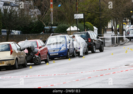 L'équipe médico-légale sur le lieu d'une victime âgée de 17 ans, poignardé à mort près de Mannor Park au nord de Londres Banque D'Images