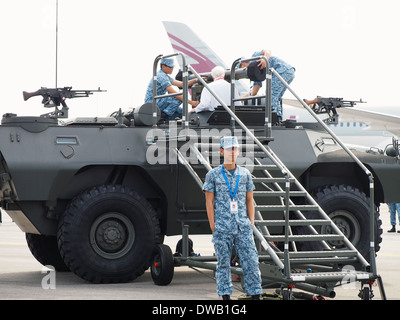 Affichage de la RSAF V200 et d'un Canada RBS70 SAM tenus par le personnel de service national au Singapore Airshow 2014 Banque D'Images