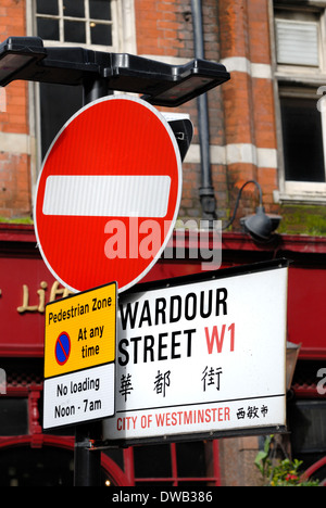 Londres, Angleterre, Royaume-Uni. Des plaques de rue dans la région de Wardour Street, Chinatown Banque D'Images