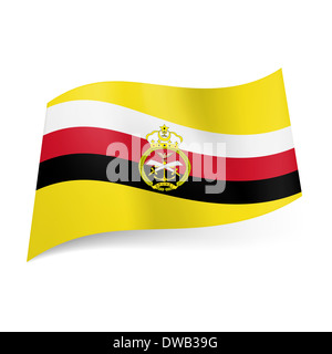 Les Forces armées de drapeau Brunei : diagonal blanc, rouge et noir bandes horizontales sur champ jaune avec l'insigne des Forces armées dans le centre Banque D'Images