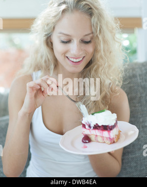 Belle femme framboise cake maison en ayant Banque D'Images