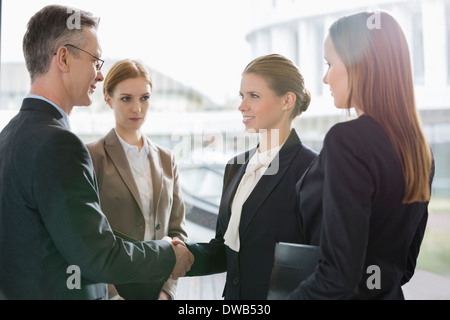 Confident business people shaking hands sur le lieu de travail Banque D'Images