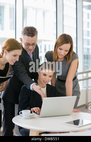 Business people working on laptop in office cafeteria Banque D'Images