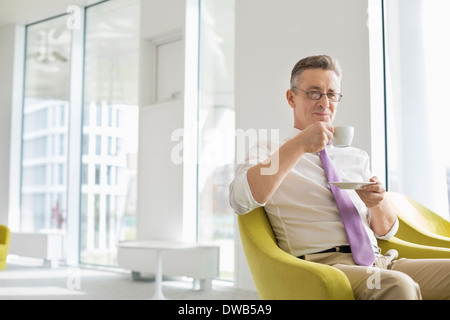 Young woman at office lobby Banque D'Images