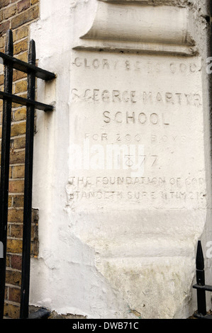 Londres, Angleterre, Royaume-Uni. Ancien St George l'école paroissiale Martyr pour les garçons (1877), Holborn, inscription sur le mur Banque D'Images