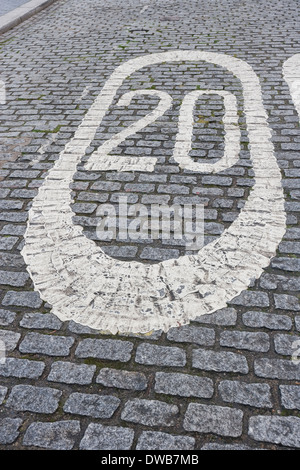 Numéro 20 peint sur rue pavée, à Londres, Royaume-Uni Banque D'Images