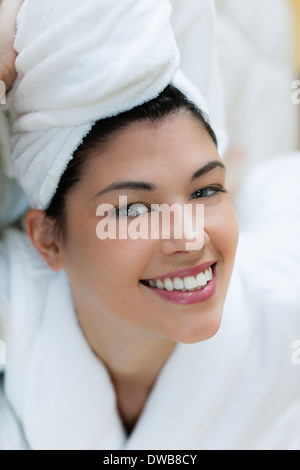 Jeune femme en peignoir et turban Banque D'Images