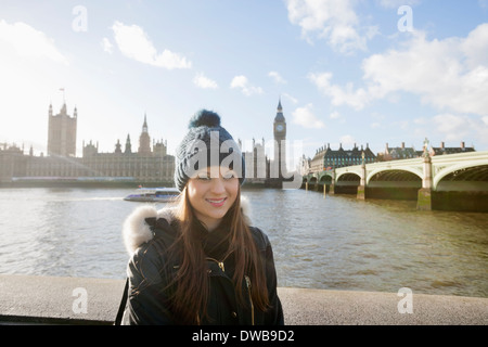 Portrait de belle jeune femme debout par River Thames, London, UK Banque D'Images