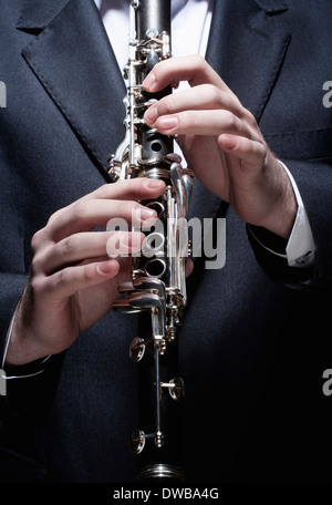 Mains de jeune homme musicien jouant de la clarinette Banque D'Images