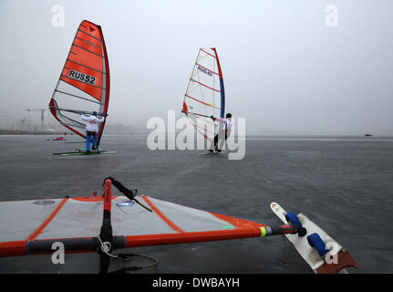 Saint-pétersbourg, Russie. 4e Mar, 2014. À Saint-Pétersbourg, sur le golfe de Finlande passe de la glace en hiver, la Coupe du monde version voile WISSA (Association mondiale de la glace et neige voile). Au cours de ses 30 années d'existence, le championnat a eu lieu pour la première fois sur le territoire de la Russie. Credit : Andreï Pronin/NurPhoto ZUMAPRESS.com/Alamy/Live News Banque D'Images