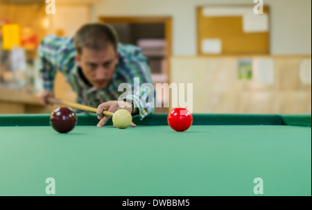 Jeune homme jouant au billard. Billiard Banque D'Images