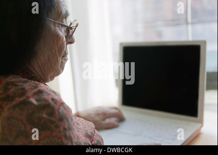 Senior woman using laptop Banque D'Images